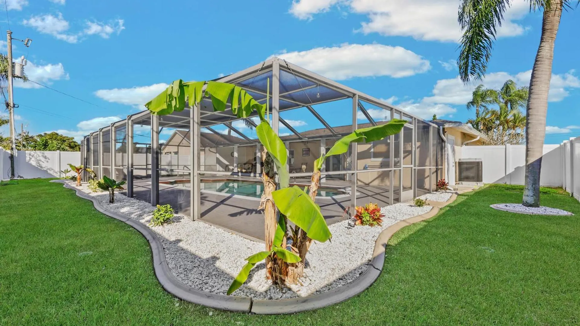 Holiday home Lovely With Oversized Heated Pool In Quiet Neighborhood - Polish Palace South Cape Coral