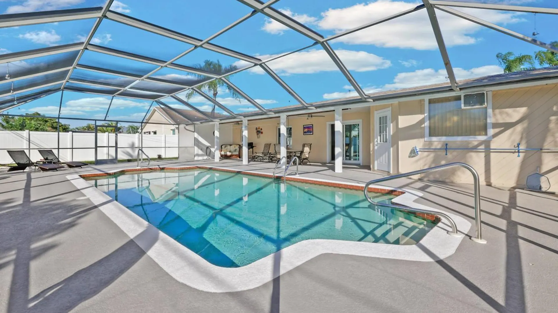 Holiday home Lovely With Oversized Heated Pool In Quiet Neighborhood - Polish Palace South
