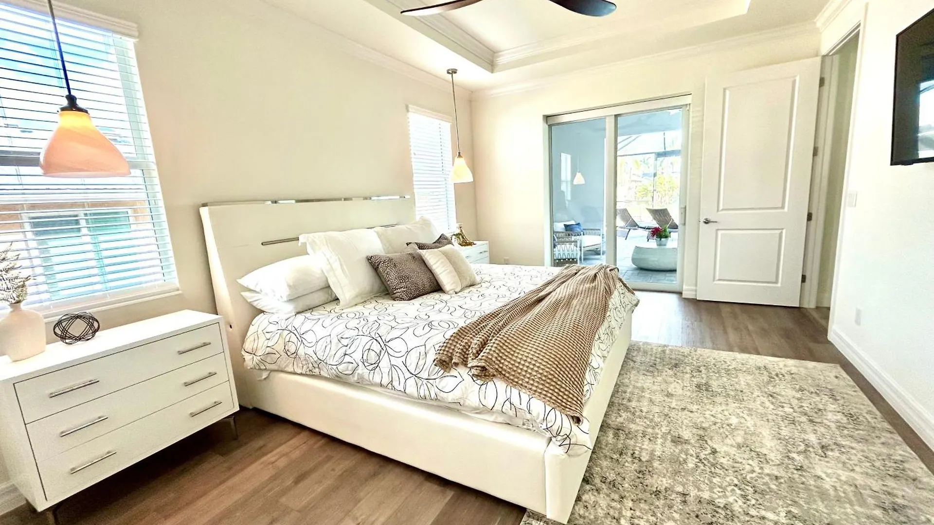 Holiday home Luxurious Modern Waterfront Home-desirable Pelican Area Cape Coral