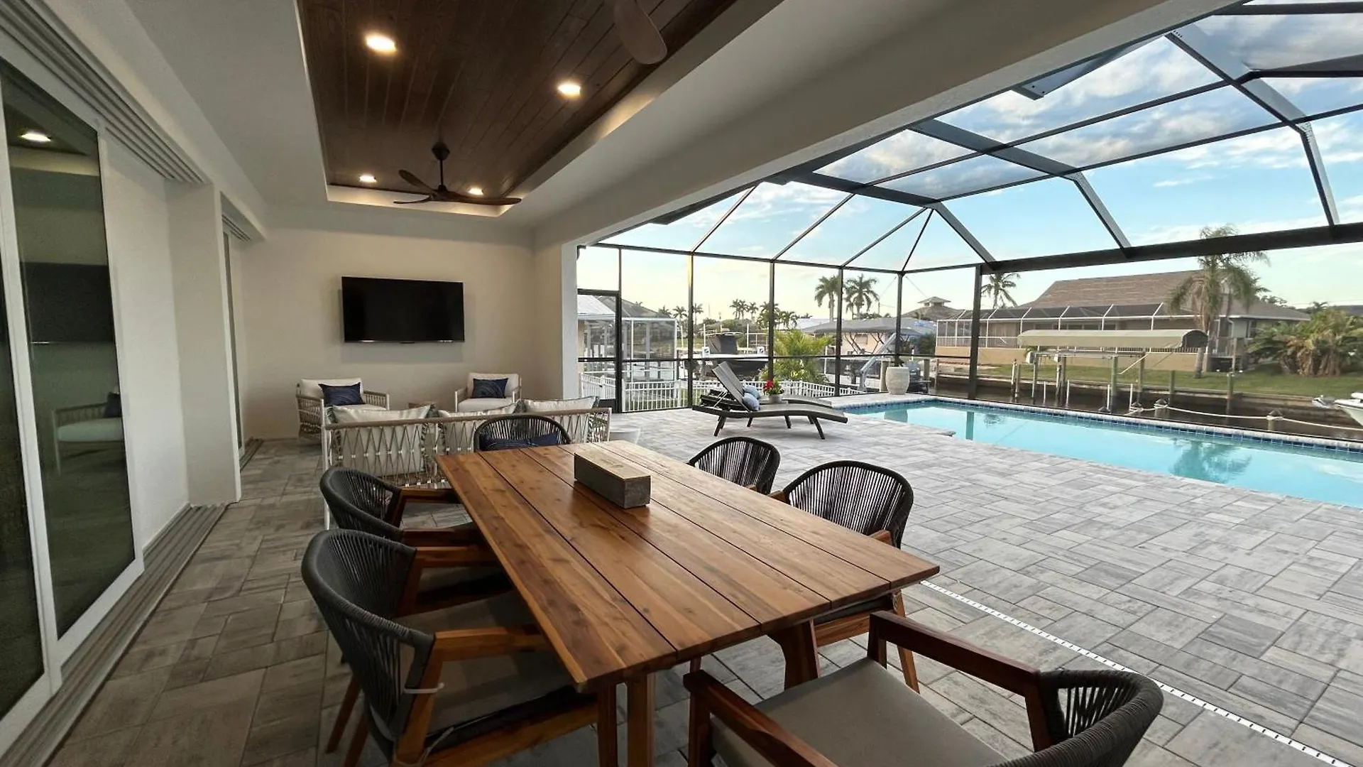 Luxurious Modern Waterfront Home-desirable Pelican Area