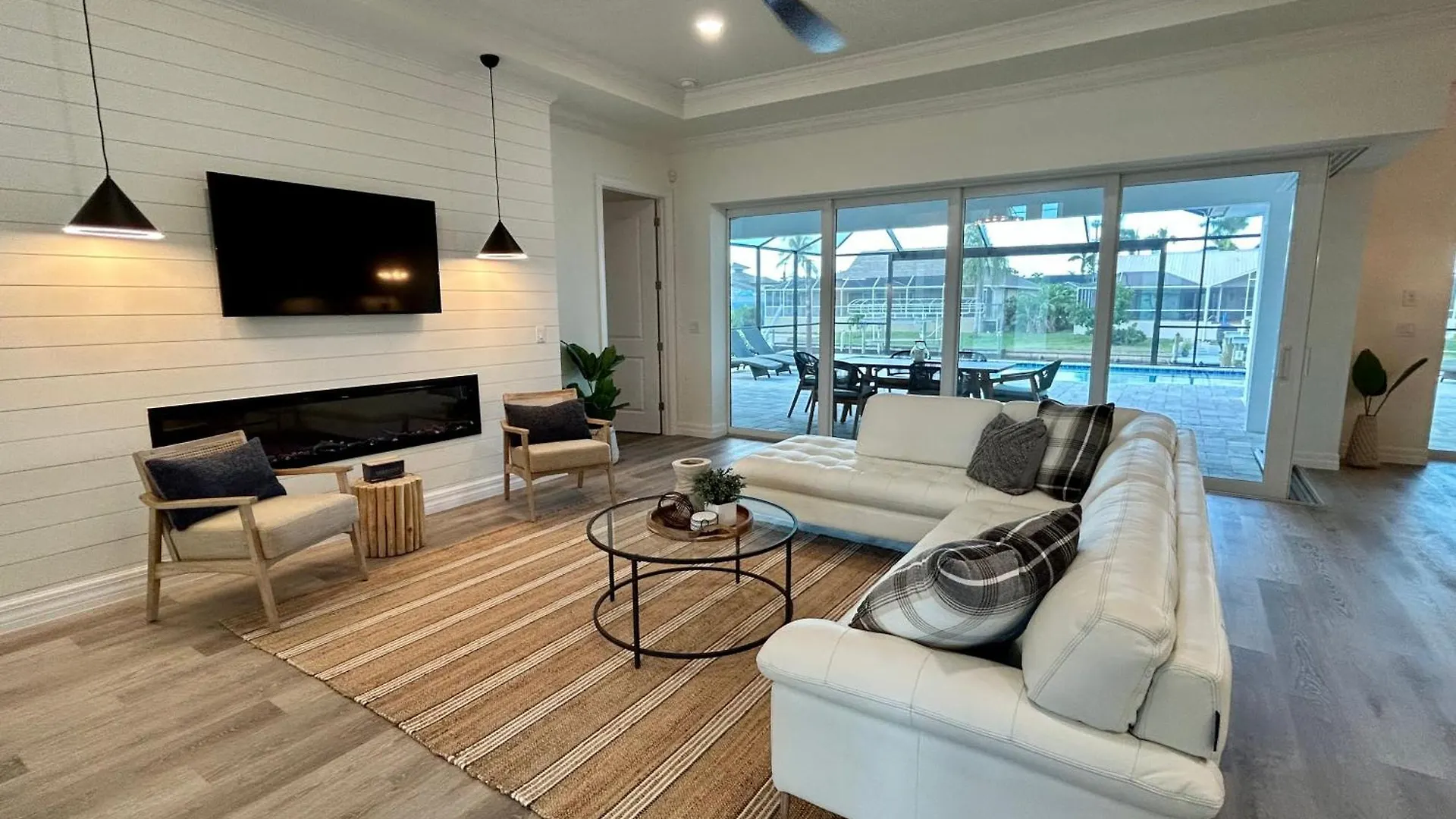 Luxurious Modern Waterfront Home-desirable Pelican Area Holiday home Cape Coral