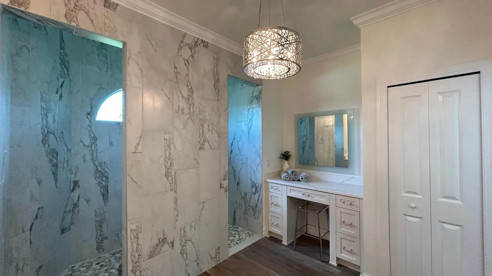 Luxurious Modern Waterfront Home-desirable Pelican Area Holiday home