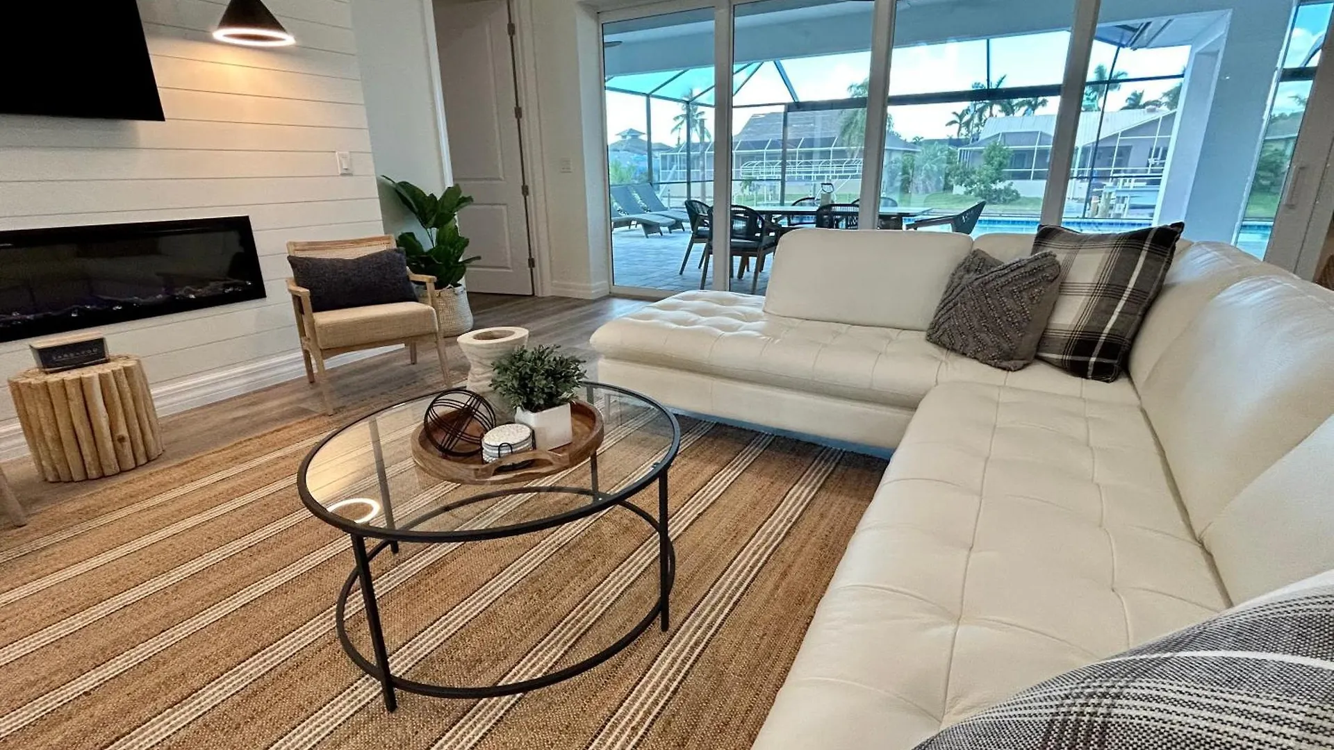 Luxurious Modern Waterfront Home-desirable Pelican Area * Cape Coral