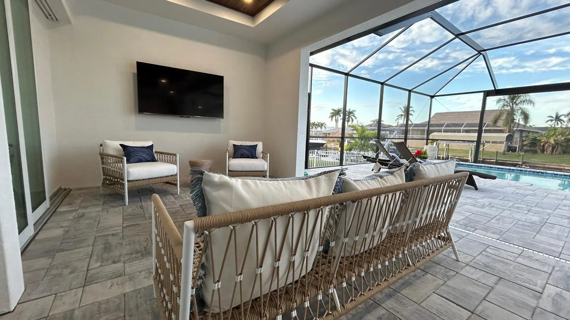 Luxurious Modern Waterfront Home-desirable Pelican Area * Cape Coral