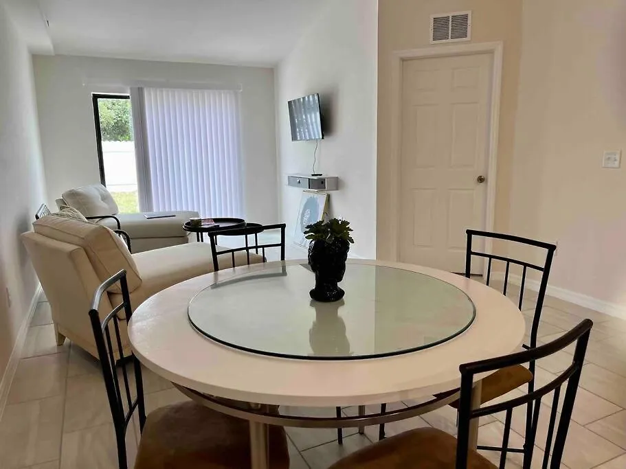 Holiday home New 3 Bed 2 Bath & Full Kitchen Cape Coral