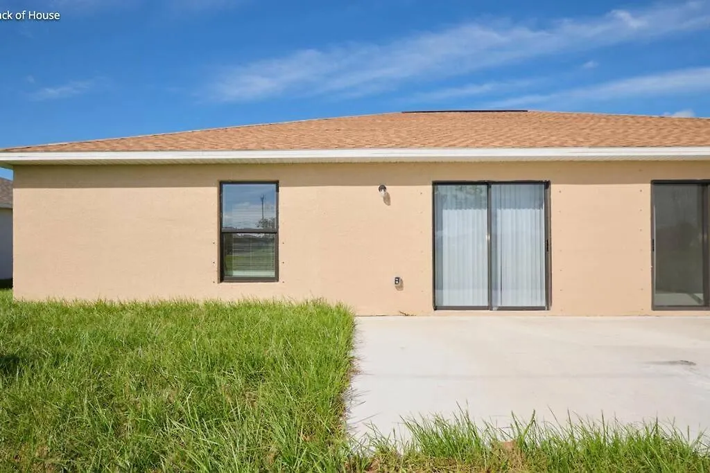 New 3 Bed 2 Bath & Full Kitchen Holiday home Cape Coral