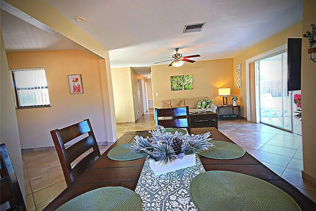 Cozy House In Se Cape Coral. Pet-friendly!