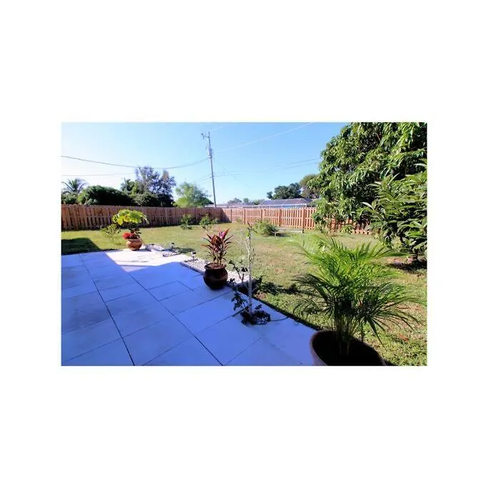 Cozy House In Se Cape Coral. Pet-friendly! Holiday home *