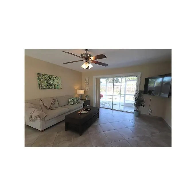 Cozy House In Se Cape Coral. Pet-friendly! Holiday home *