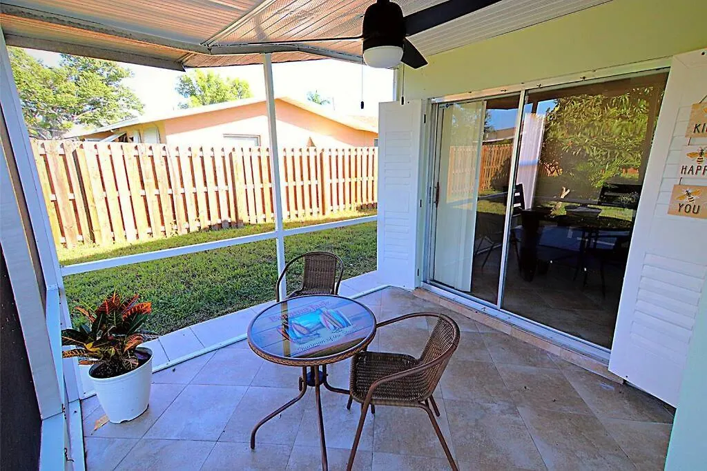 Cozy House In Se Cape Coral. Pet-friendly!