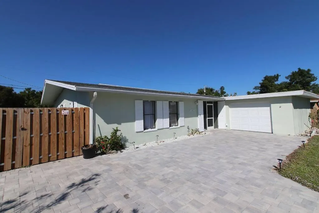 Cozy House In Se Cape Coral. Pet-friendly! Holiday home