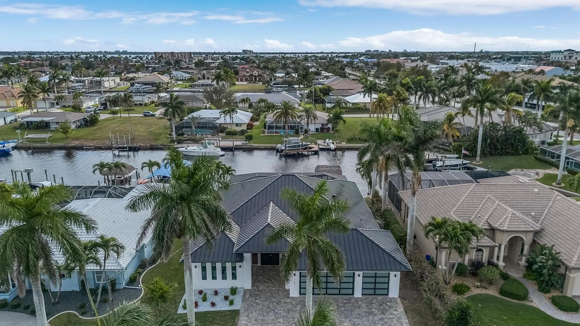 Holiday home Minutes To The River! Dock, Tiki Hut, Heated Pool & And Awe! - Casa Luxe Palmera - Roelens Cape Coral