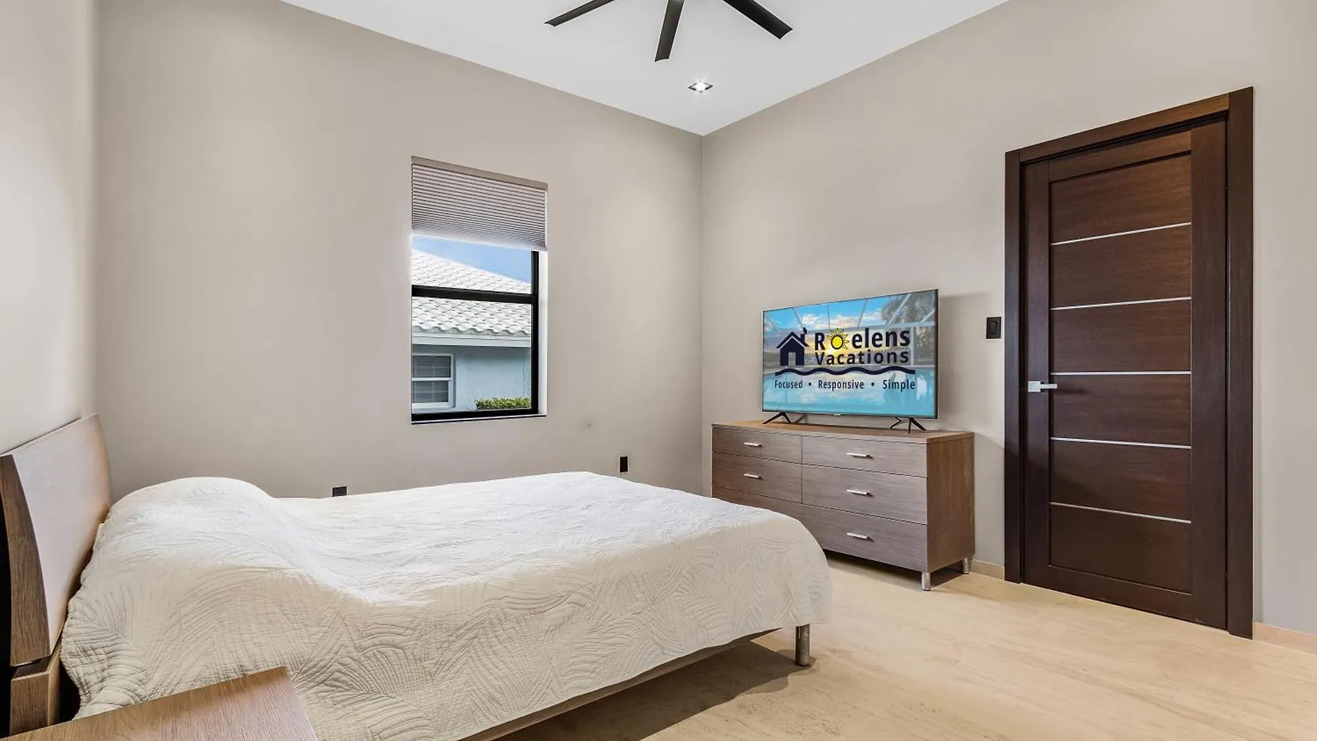 Holiday home Minutes To The River! Dock, Tiki Hut, Heated Pool & And Awe! - Casa Luxe Palmera - Roelens Cape Coral