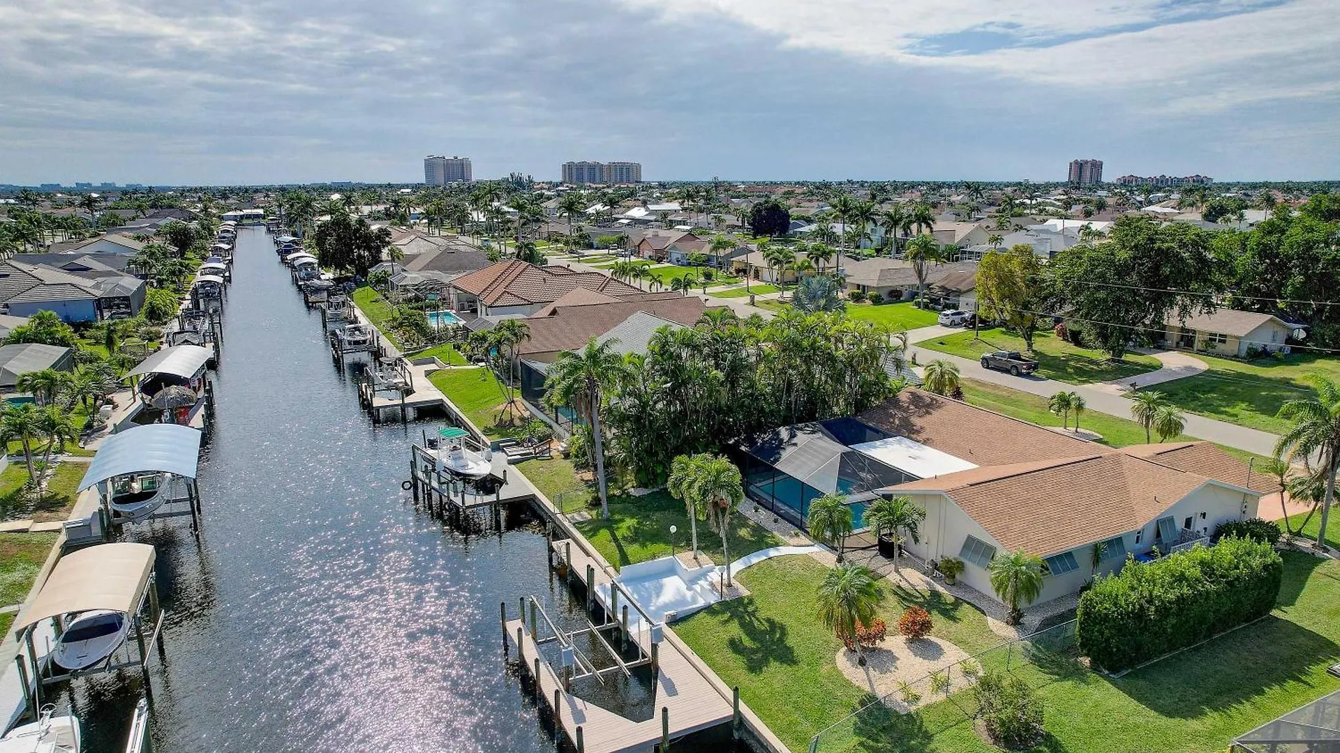 With Pool And Boat Dock, 5 Mi To Holiday home *