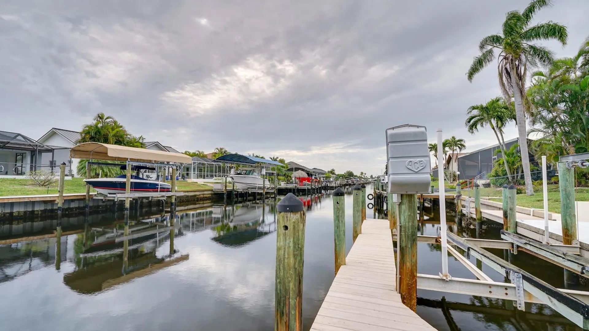 With Pool And Boat Dock, 5 Mi To * Cape Coral