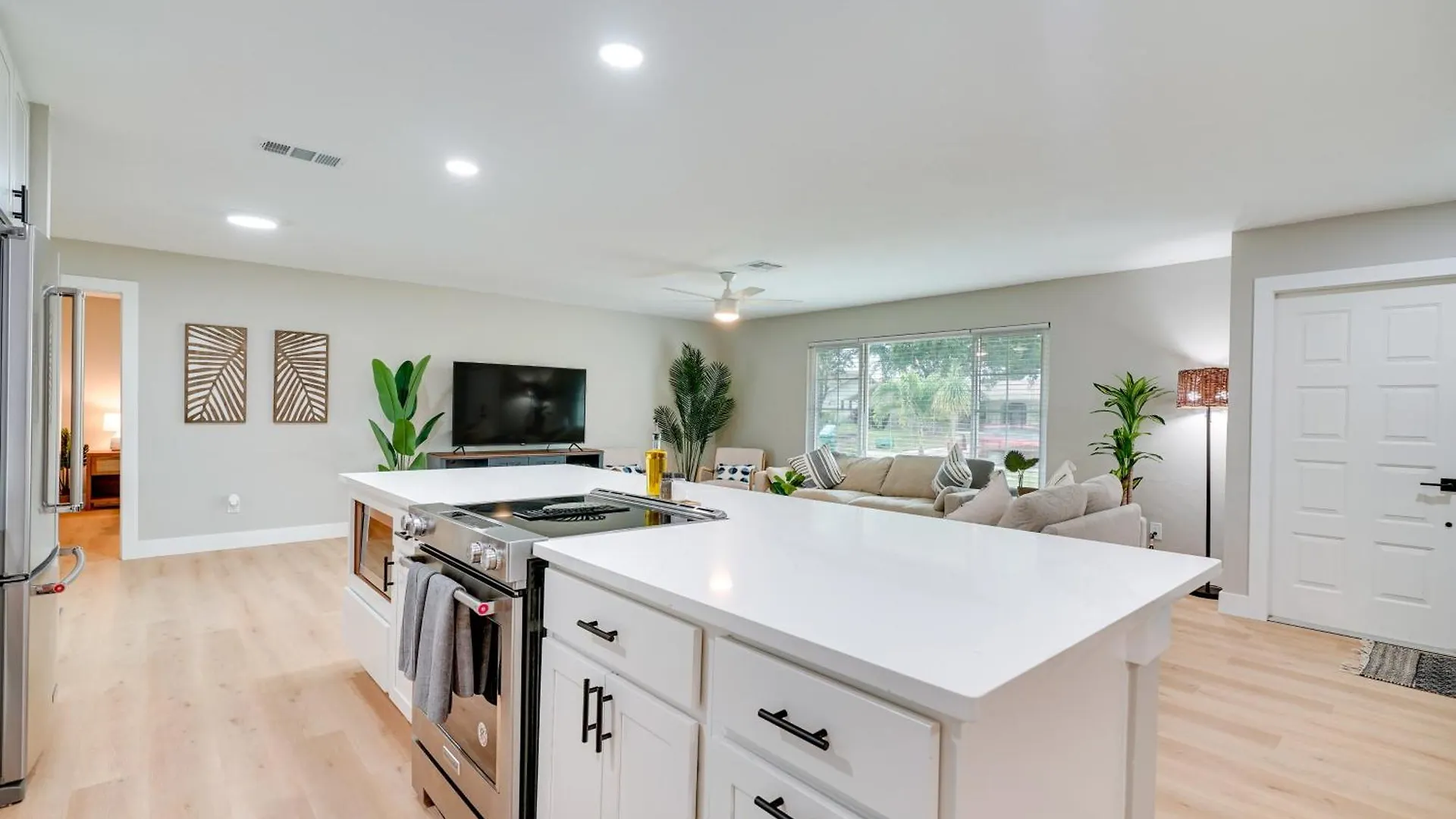 With Pool And Boat Dock, 5 Mi To *