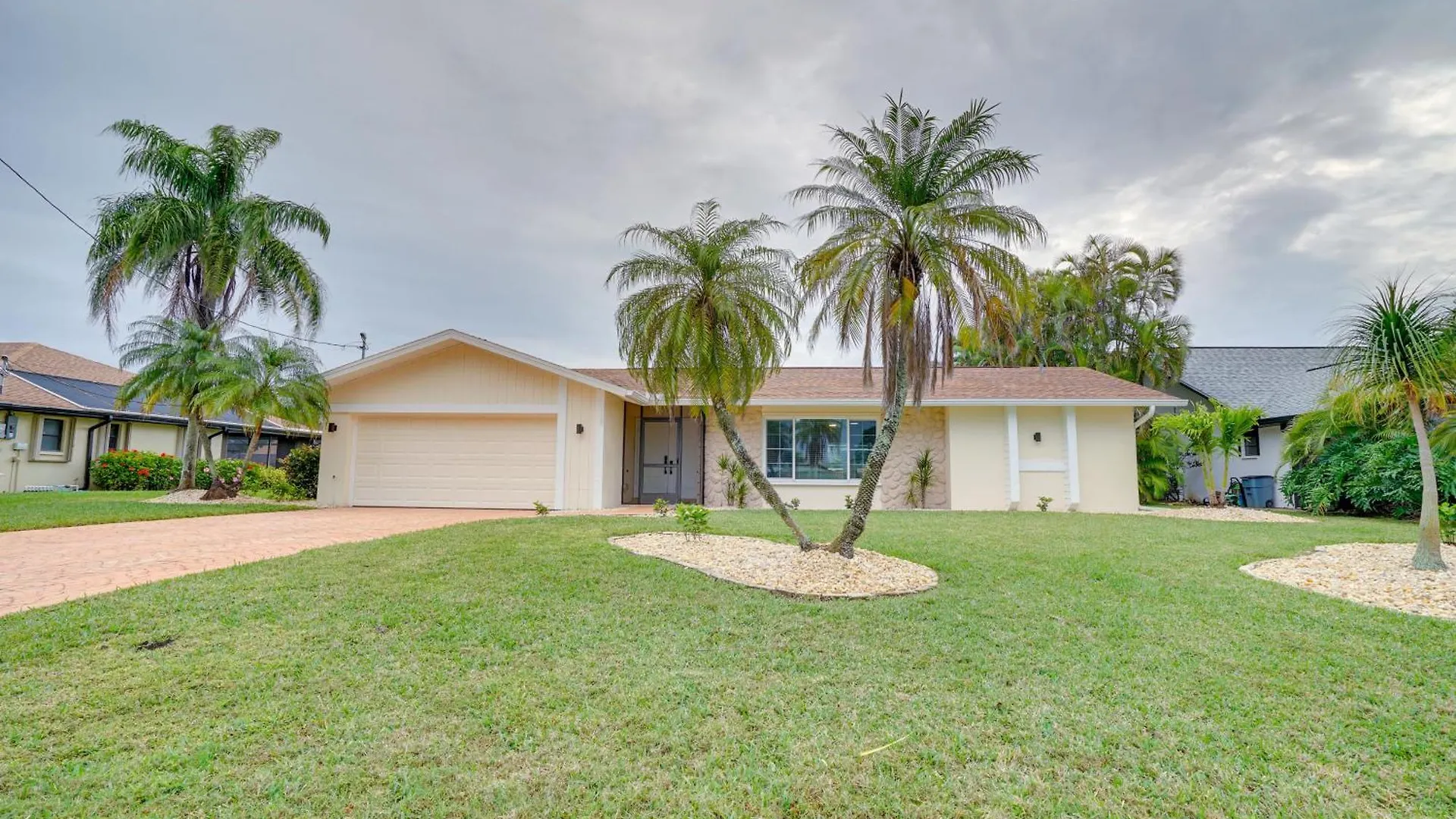 With Pool And Boat Dock, 5 Mi To Holiday home Cape Coral