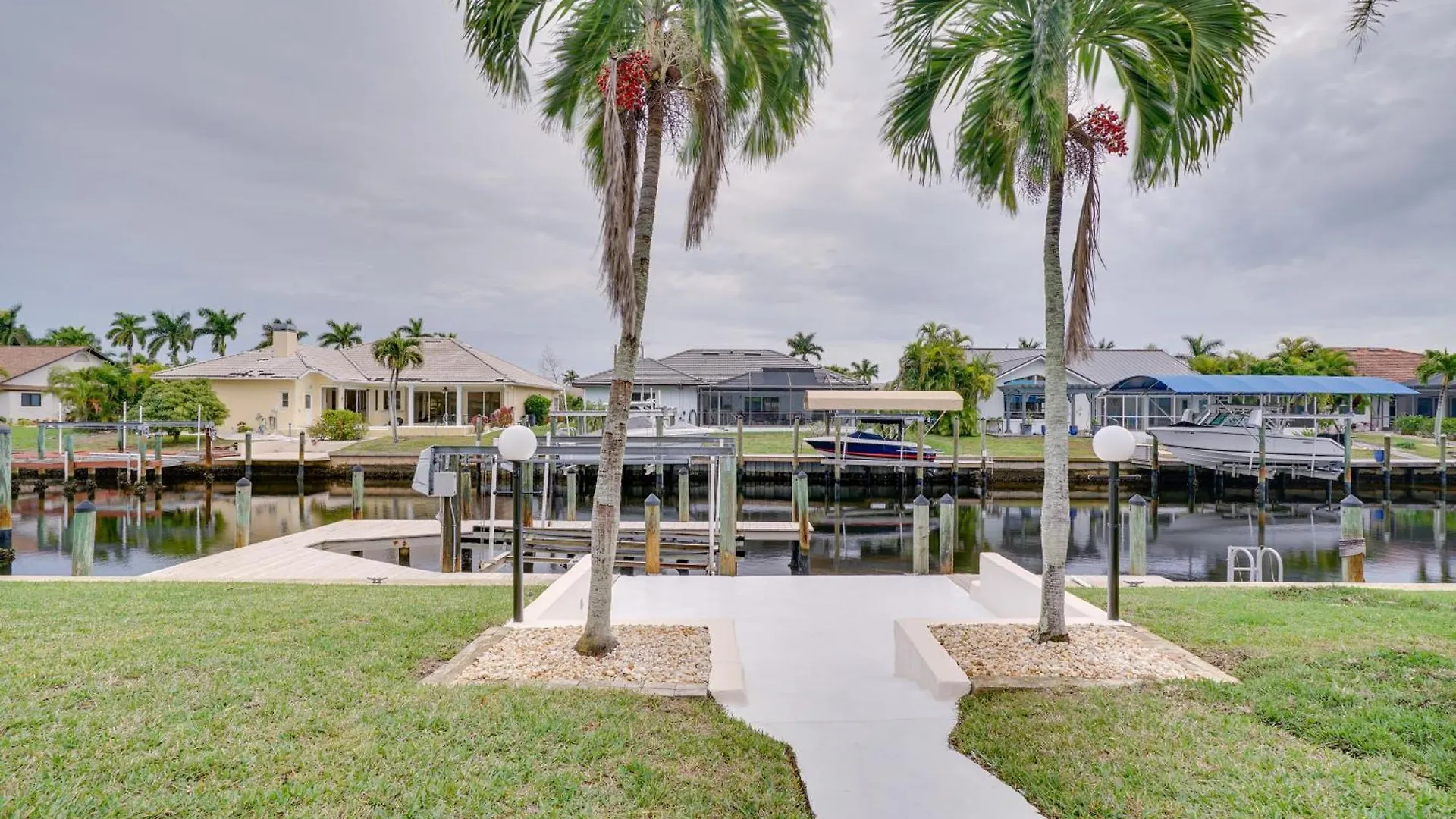 With Pool And Boat Dock, 5 Mi To Holiday home