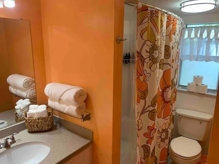 Holiday home Groovy Getaway! Heated Pool! Something Different