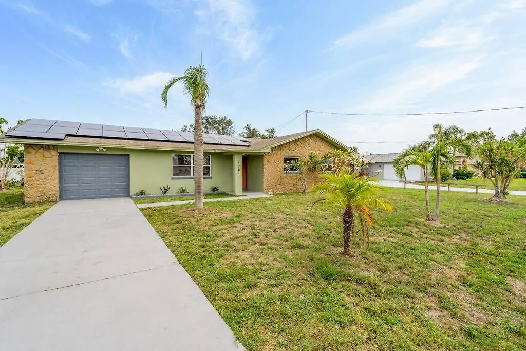 Holiday home Groovy Getaway! Heated Pool! Something Different Cape Coral