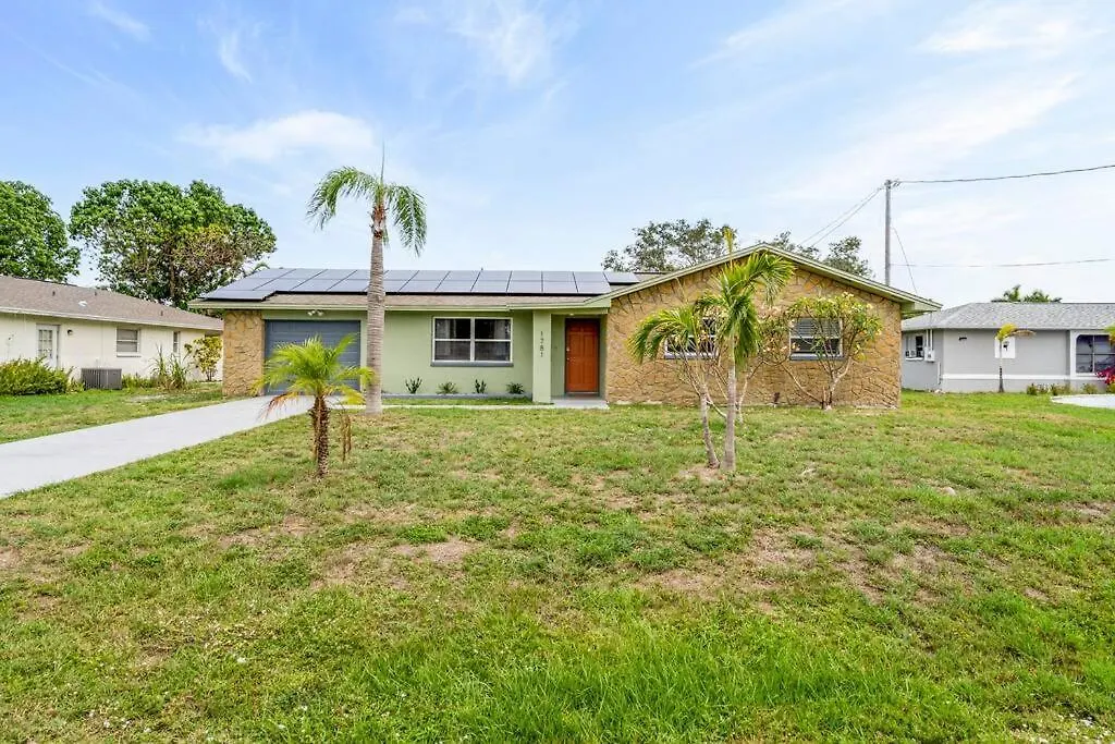 Groovy Getaway! Heated Pool! Something Different * Cape Coral