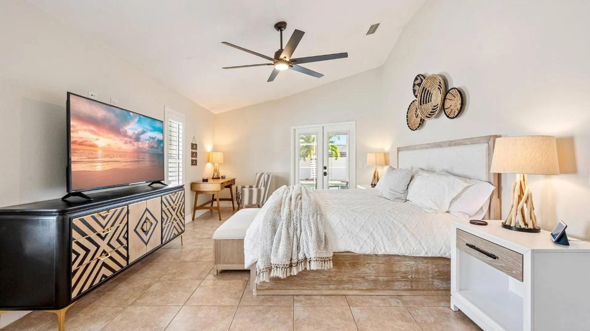 Game With Poolside Bar And A Heated Pool With Ping Pong And Putting Holiday home