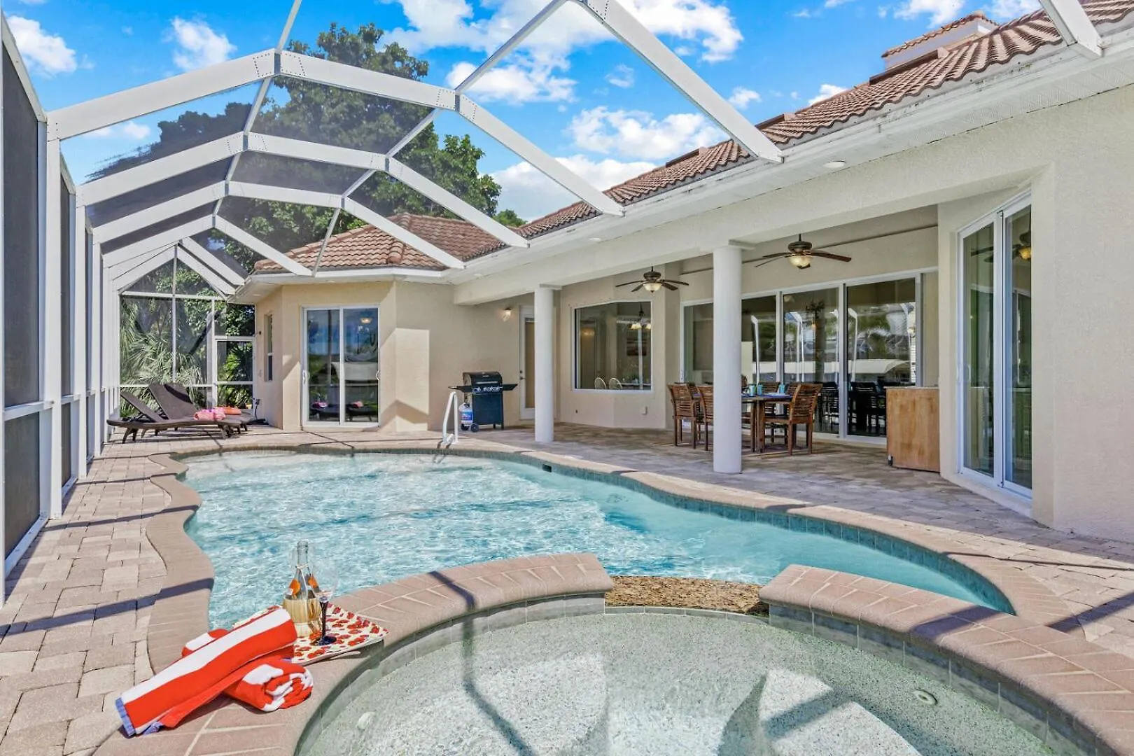 Luxury Waterfront Direct Gulf Access - Walk To & Bikes - Coral Mist - Cape Coral