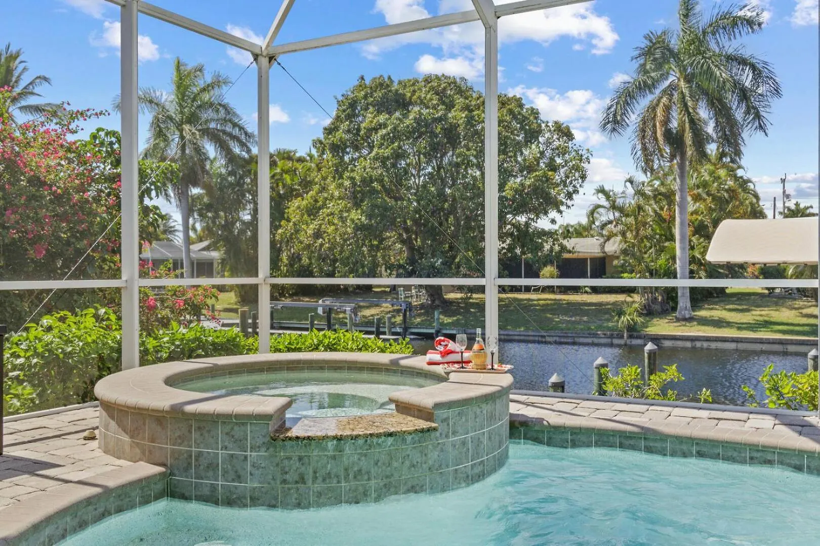 Luxury Waterfront Direct Gulf Access - Walk To & Bikes - Coral Mist - Holiday home Cape Coral