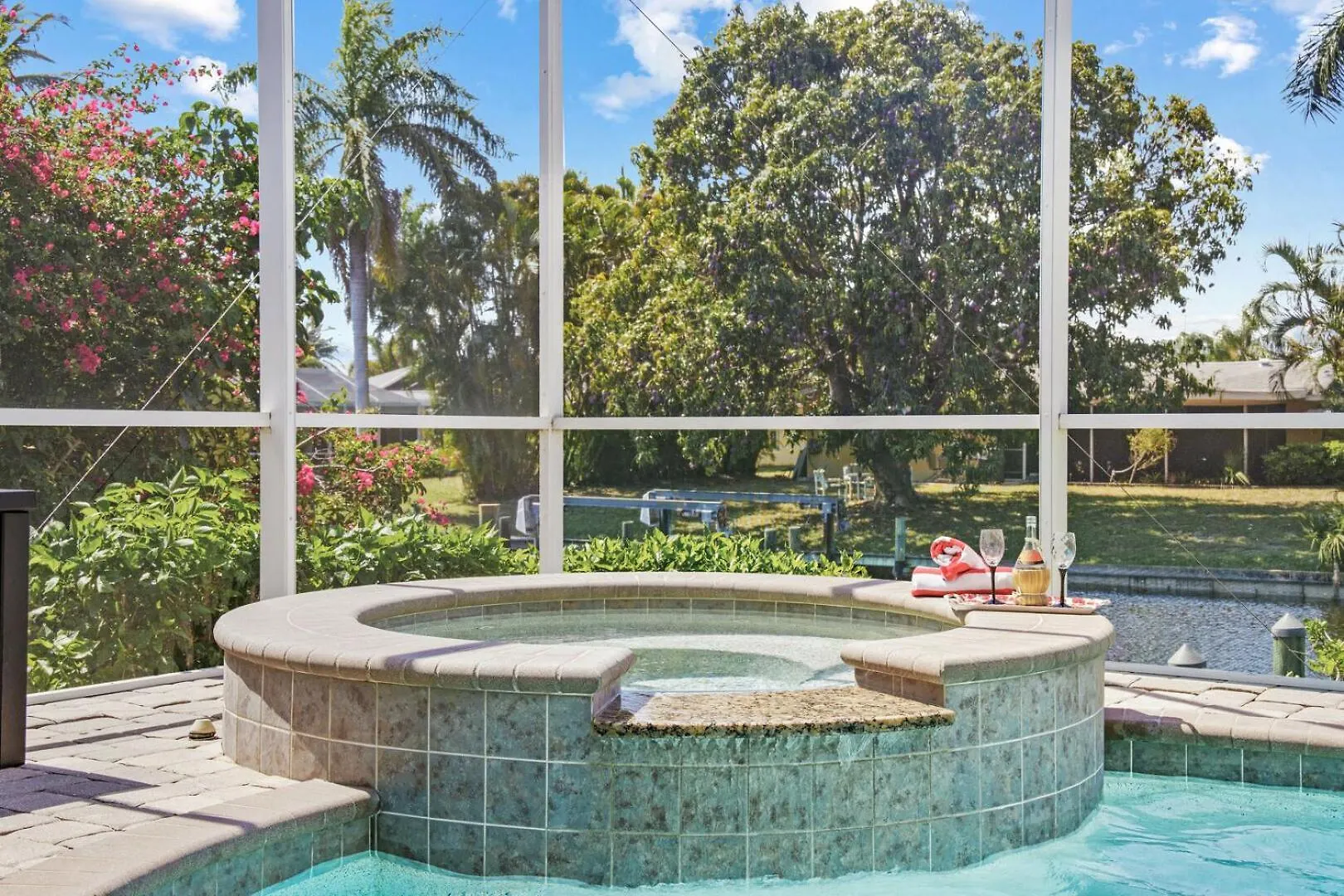 Luxury Waterfront Direct Gulf Access - Walk To & Bikes - Coral Mist - Cape Coral