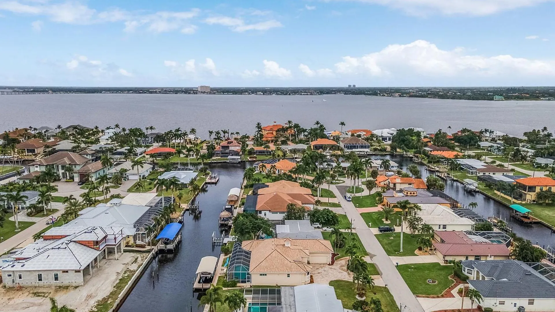 Holiday home Luxury Waterfront Direct Gulf Access - Walk To & Bikes - Coral Mist - *