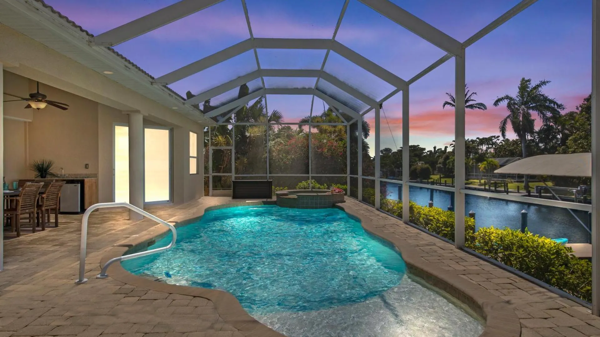 Luxury Waterfront Direct Gulf Access - Walk To & Bikes - Coral Mist - *