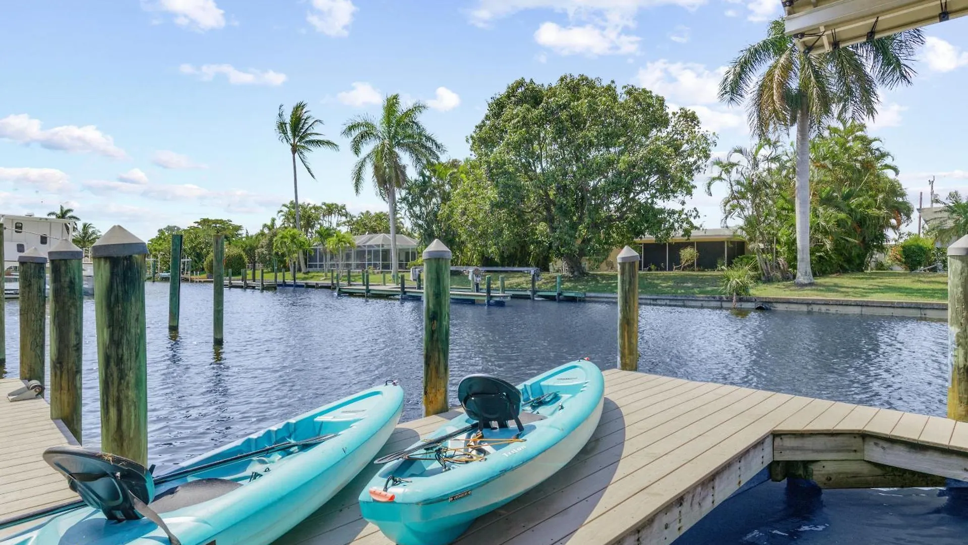 Luxury Waterfront Direct Gulf Access - Walk To & Bikes - Coral Mist - Holiday home
