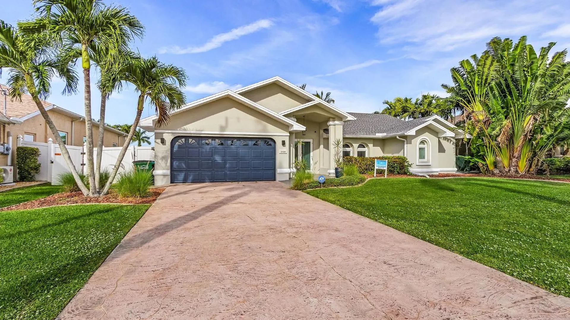Adventure Awaits With Heated Pool, Kayaks, Pool Table, & Private - Palmas Holiday home Cape Coral