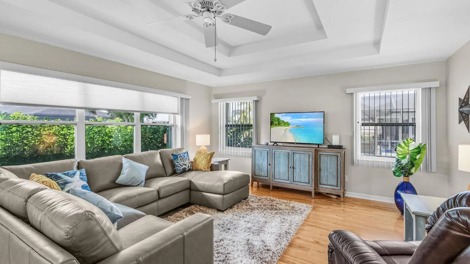 Serene Canal, Three Bedrooms And A Large Pool! - La Brisa Fresca Holiday home Cape Coral