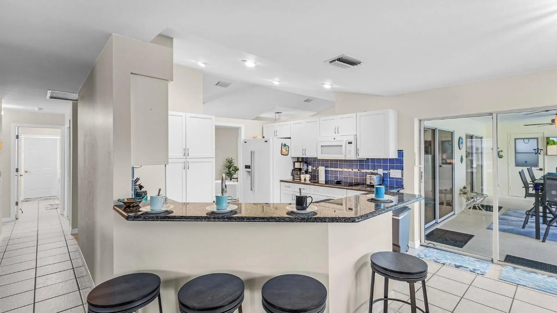 Serene Canal, Three Bedrooms And A Large Pool! - La Brisa Fresca Holiday home Cape Coral