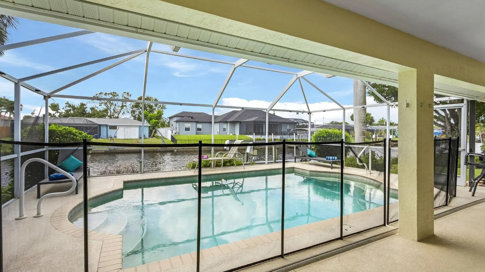 Serene Canal, Three Bedrooms And A Large Pool! - La Brisa Fresca *