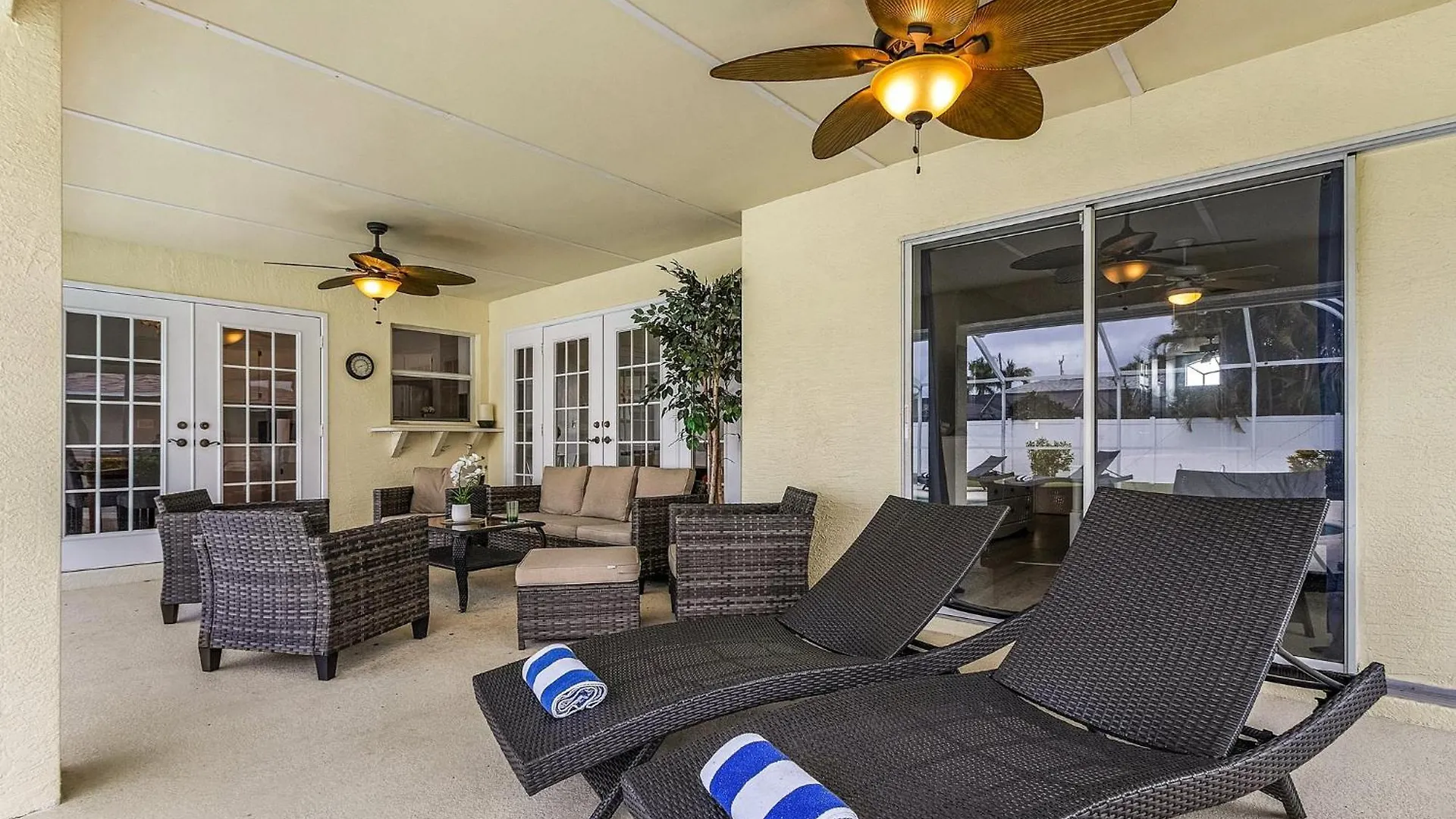 Pool, Sleeps 7 - Sunshine Hideaway Holiday home *