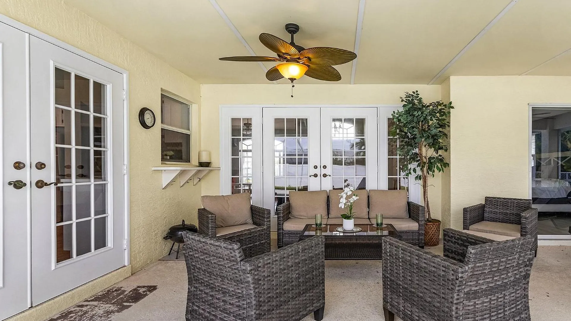 Pool, Sleeps 7 - Sunshine Hideaway Holiday home