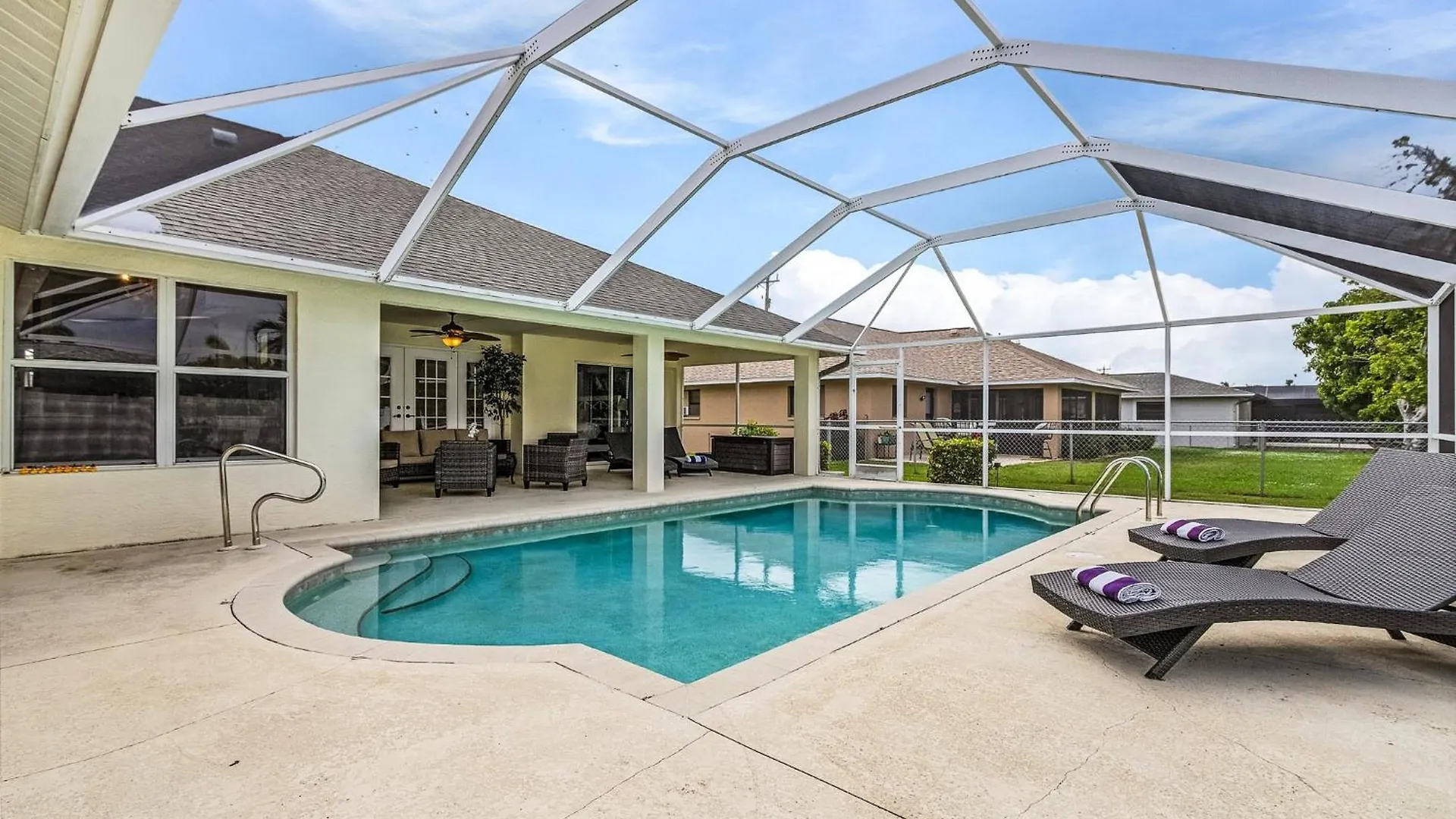 Pool, Sleeps 7 - Sunshine Hideaway Holiday home *