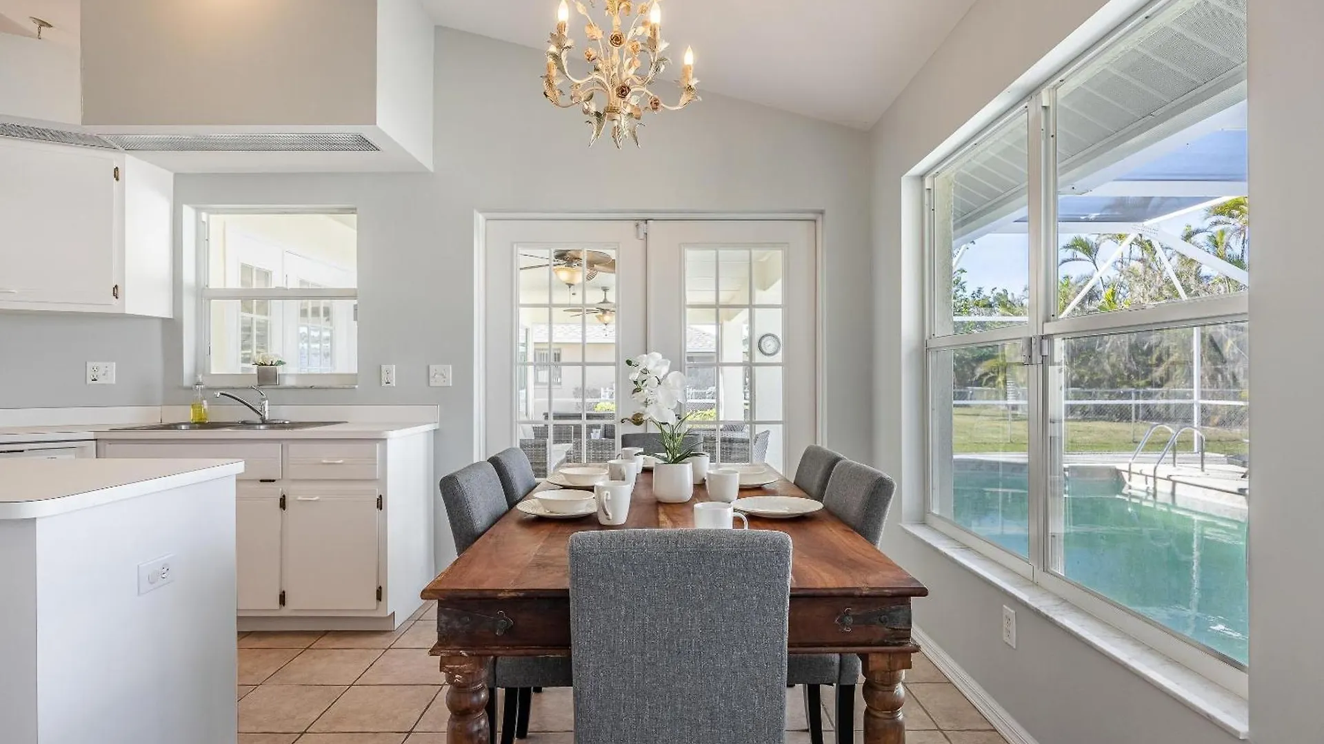 Pool, Sleeps 7 - Sunshine Hideaway Holiday home *