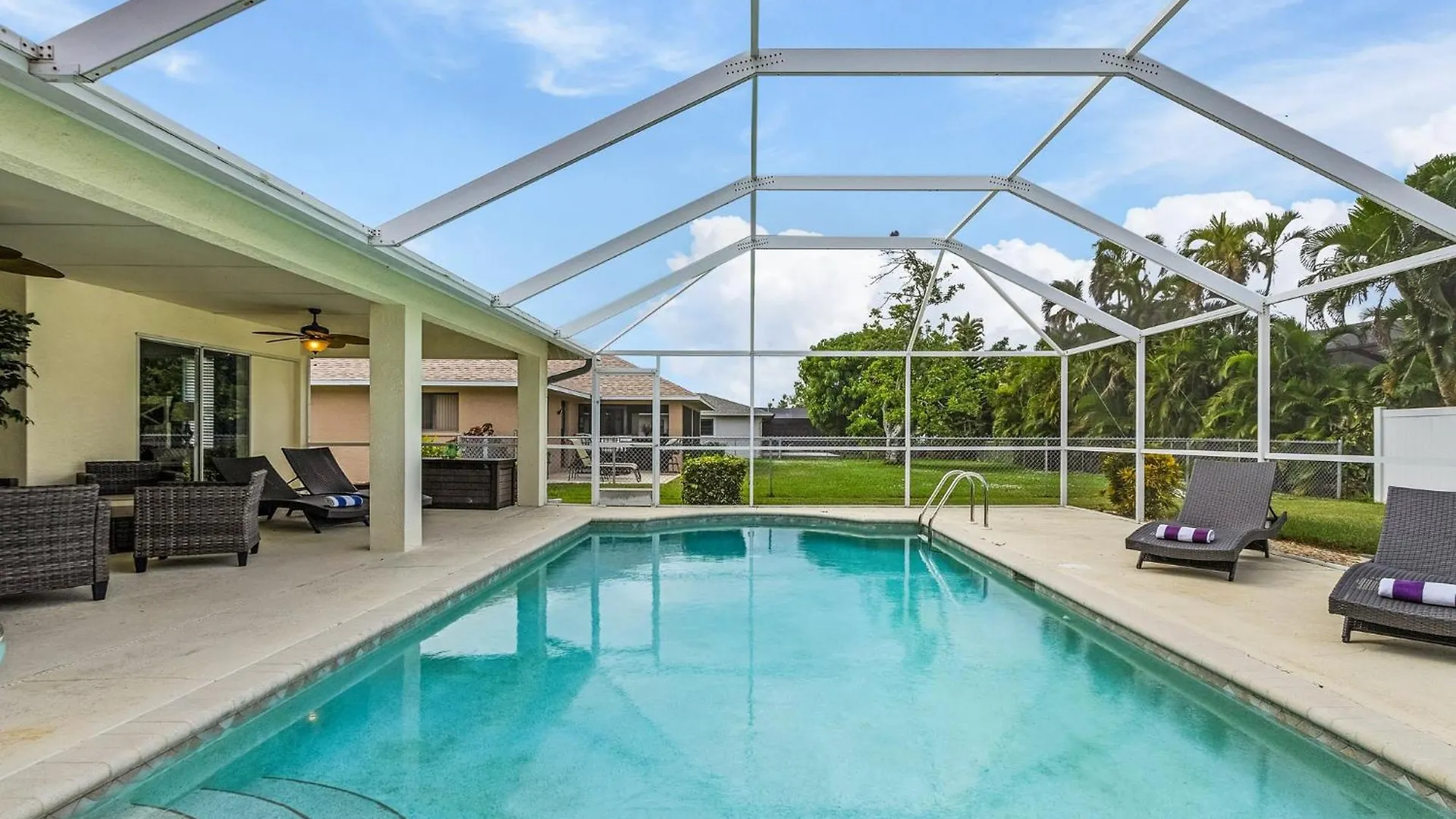 Pool, Sleeps 7 - Sunshine Hideaway Holiday home