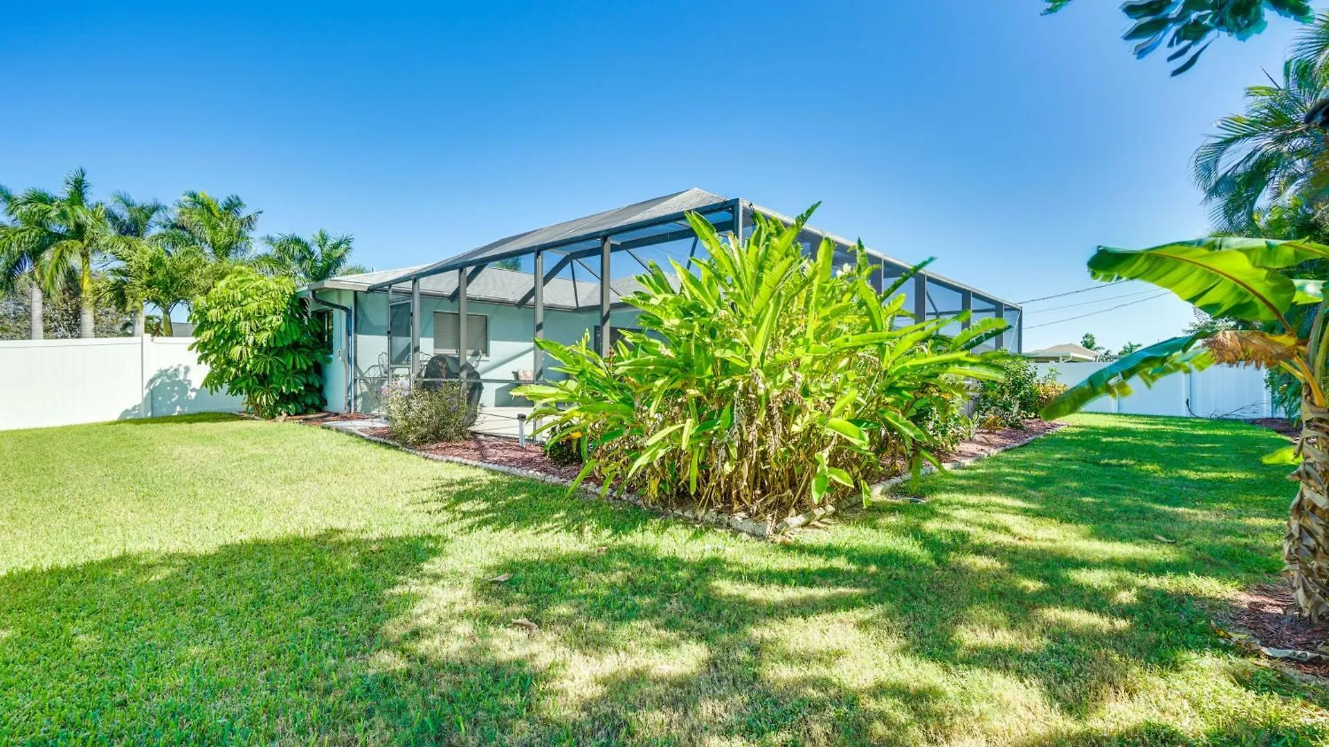 Holiday home Modern With Peloton Bike And Grill In Cape Coral! *