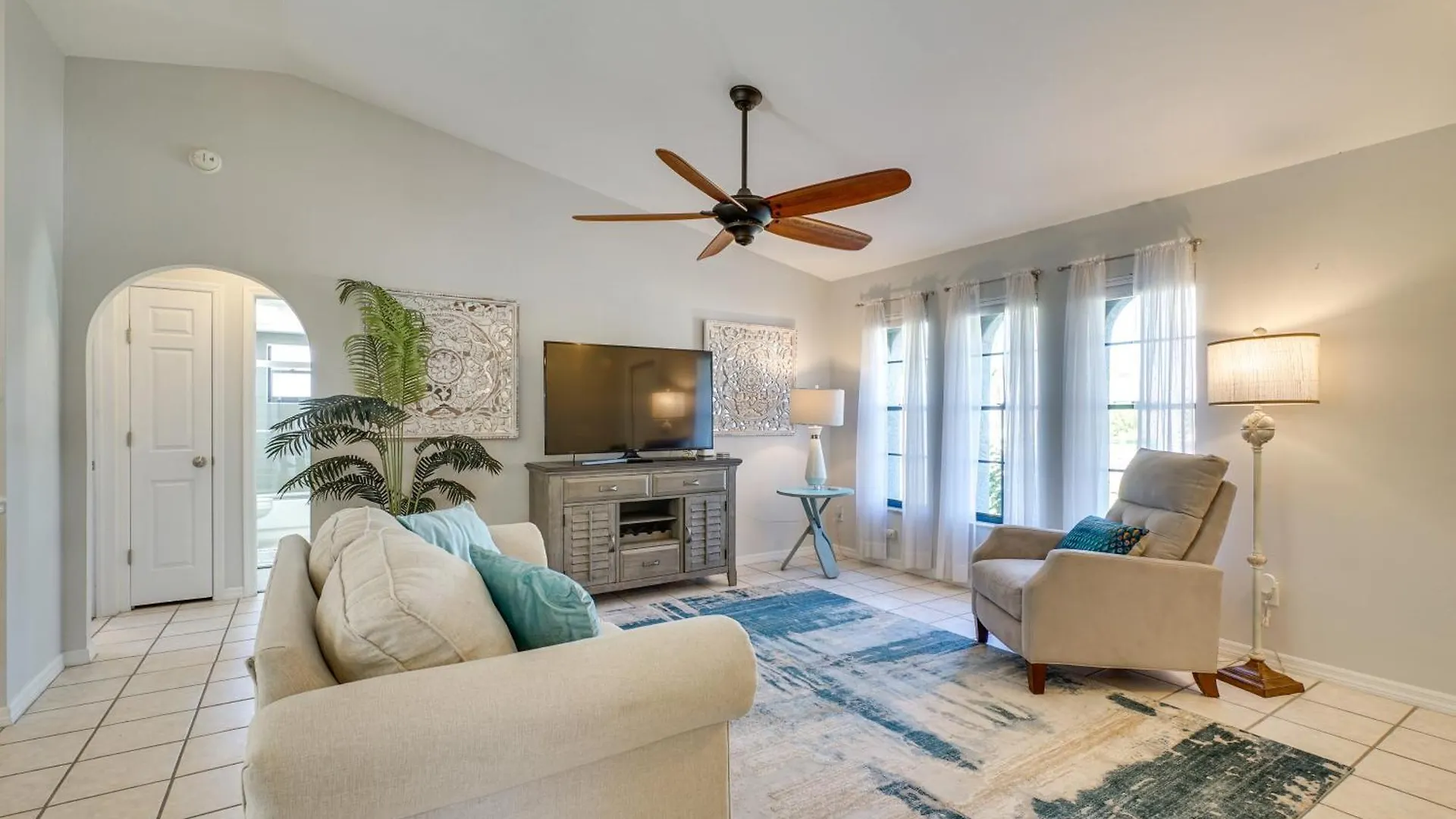 Modern With Peloton Bike And Grill In Cape Coral! Holiday home