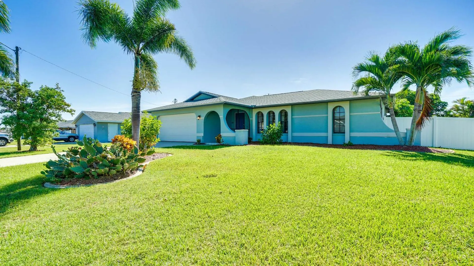 Modern With Peloton Bike And Grill In Cape Coral! Holiday home