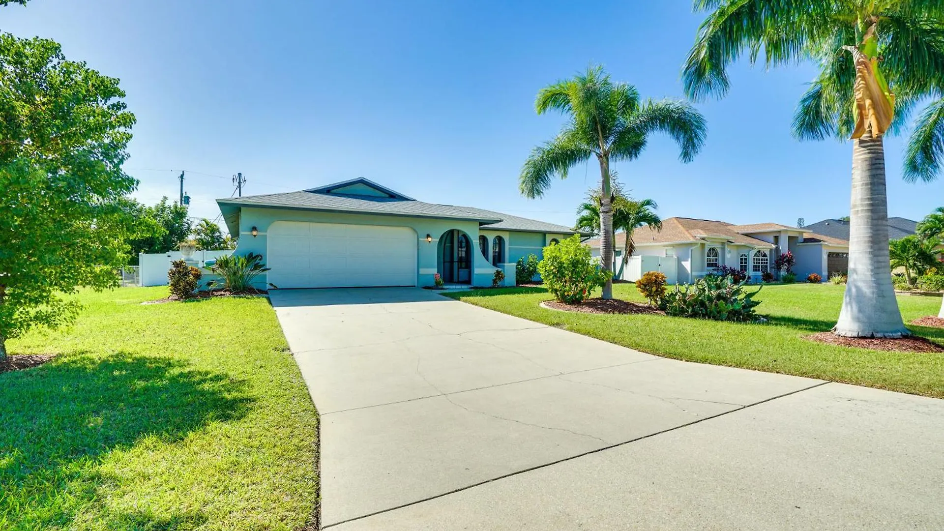 Modern With Peloton Bike And Grill In Cape Coral!