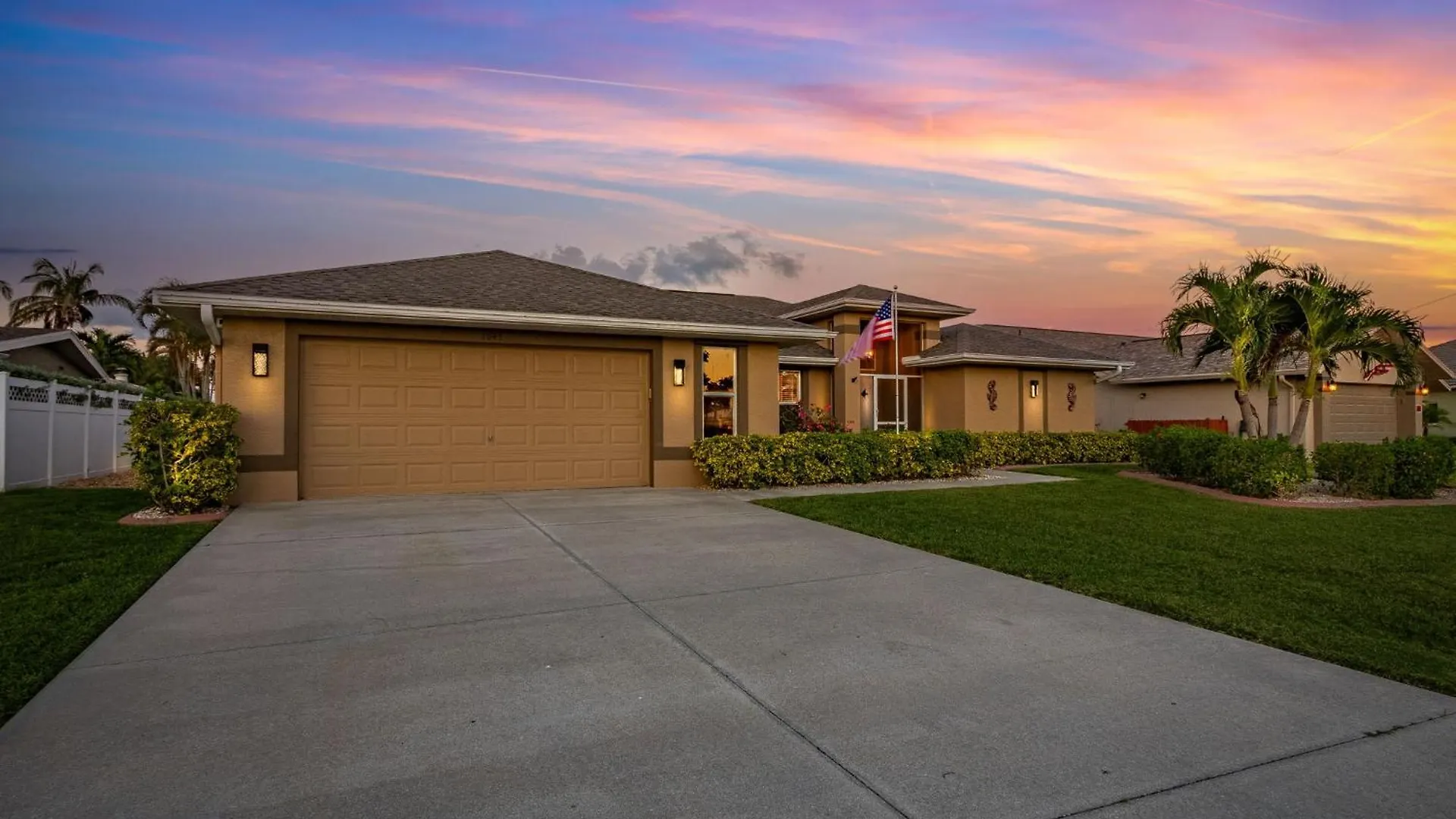 Gulf Access, Heated Pool, Bikes, Kayaks - Comfort On The H2o - - Roelens Vacations * Cape Coral