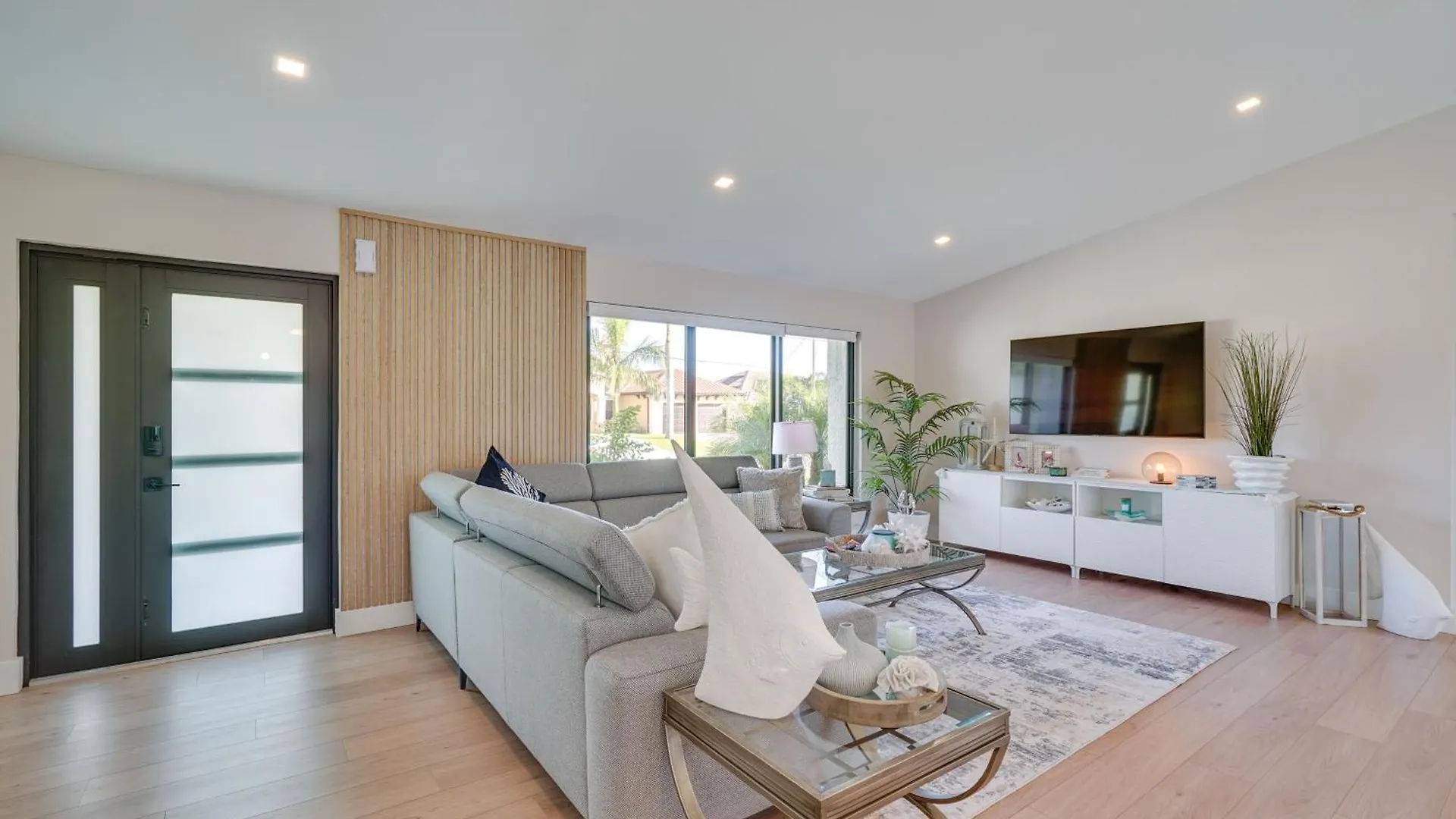 Updated Canalfront In With Pool Holiday home