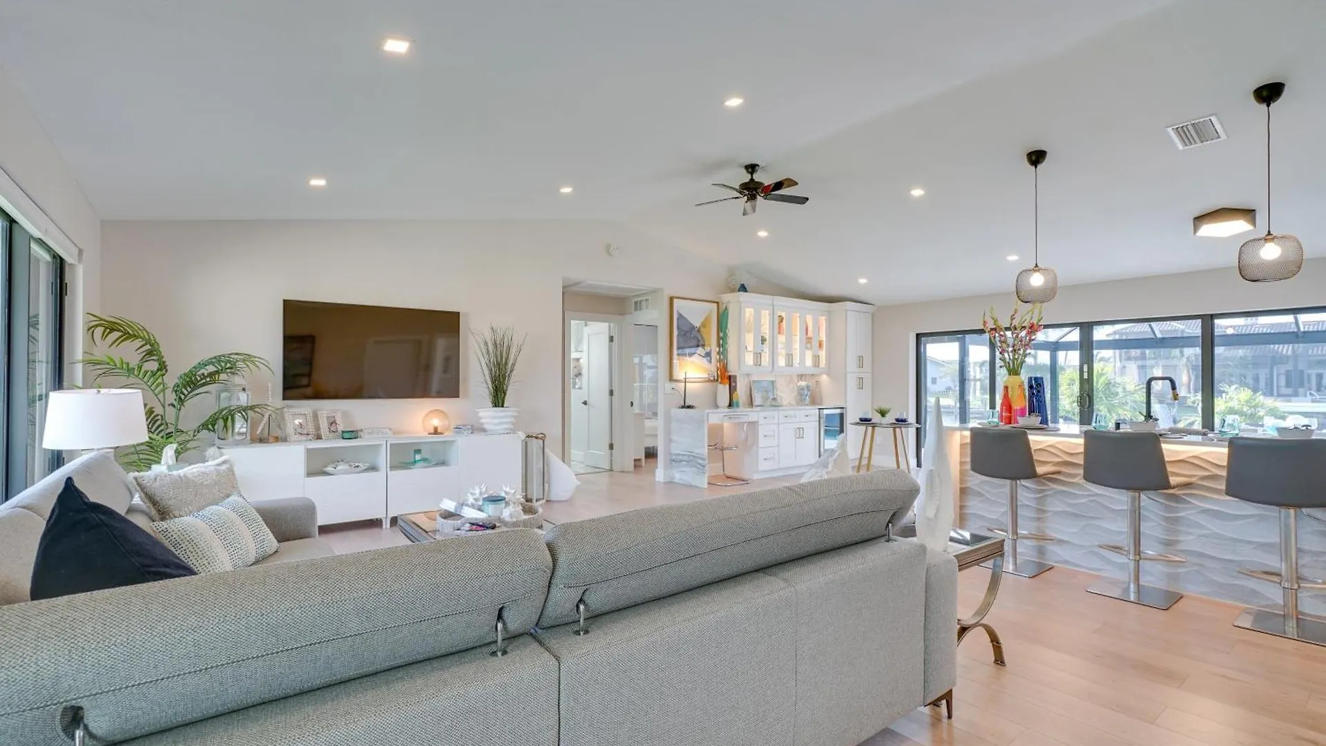 Updated Canalfront In With Pool Cape Coral