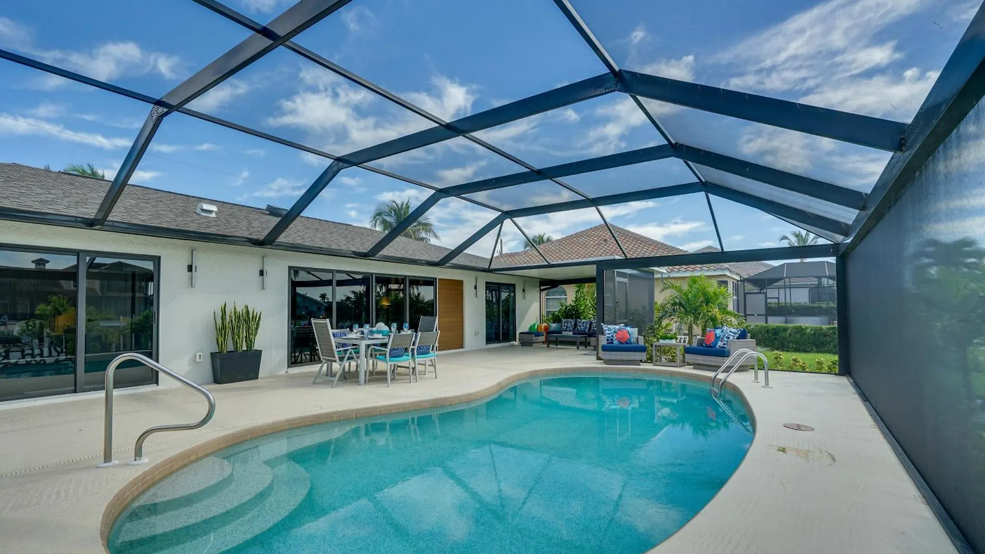 Updated Canalfront In With Pool