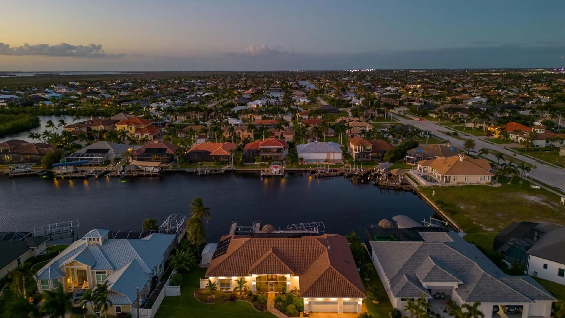 Gulf Access, Heated Saltwater Pool, Mini Golf, Movie Room, Sleeps 10 - House Holiday home *
